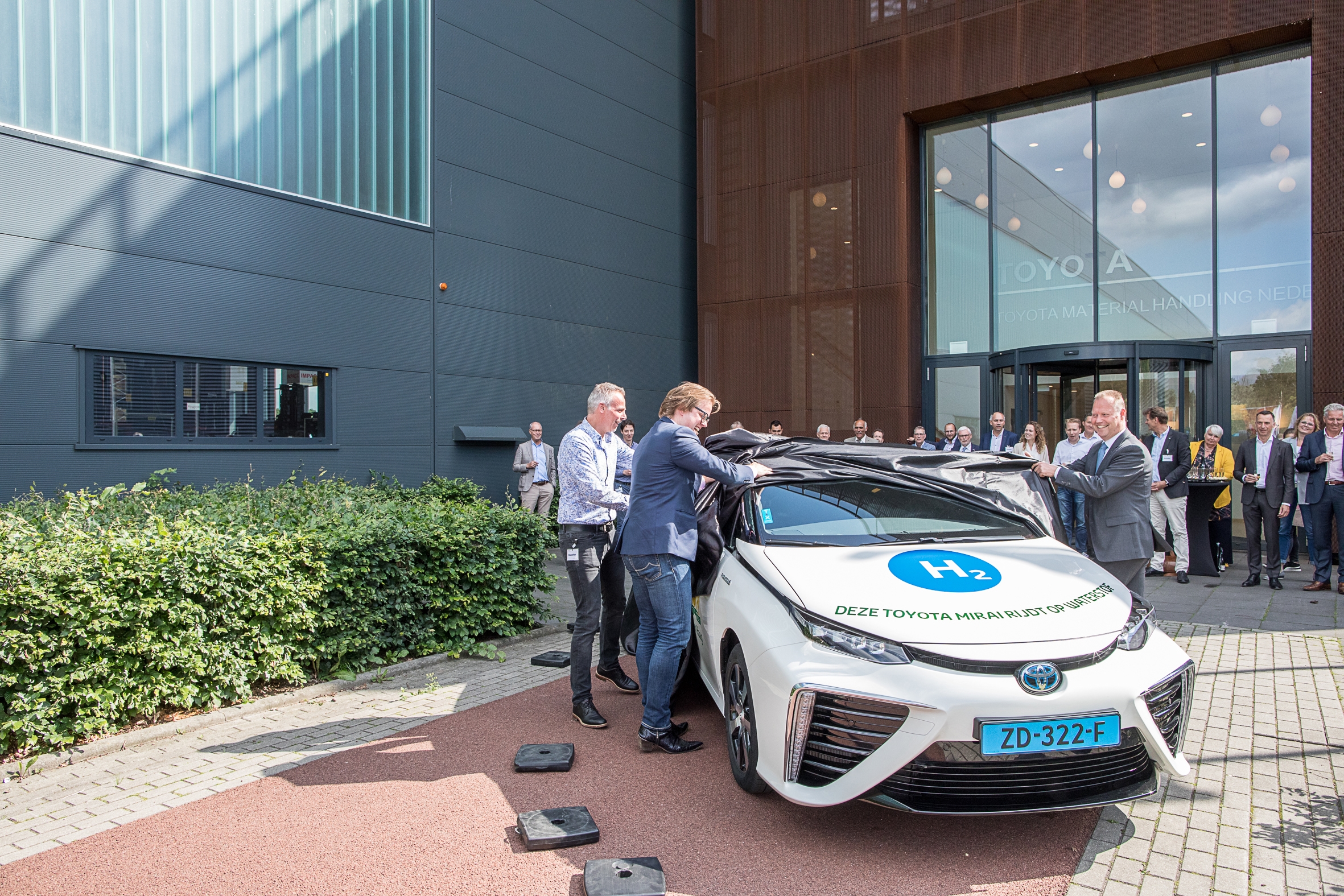 Eerste waterstof taxi vloot in Nederland met 20 keer Toyota Mirai ...