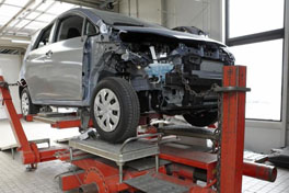 Soms moet het beschadigde chassis worden rechtgetrokken. Onze moderne richtbank kan de basis van de auto weer haarzuiver 'recht' krijgen.